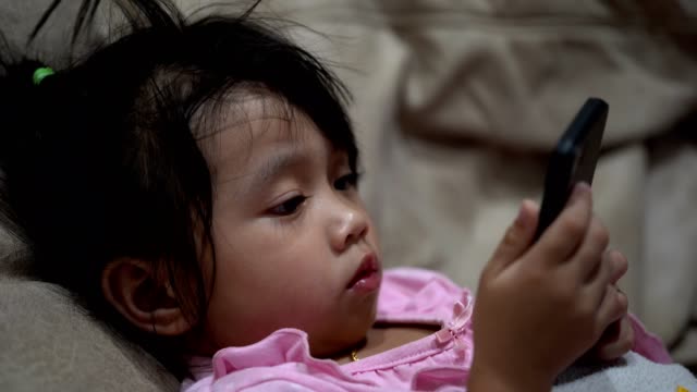 Kleine-Baby-Mädchen-mit-Smartphone