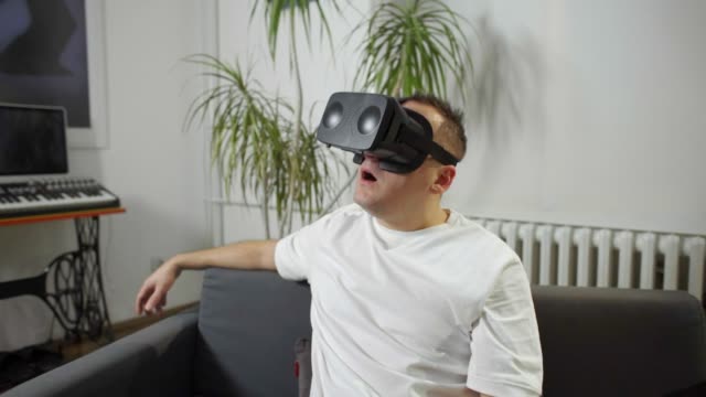 Männer-in-weißem-Hemd-genießen-vr-zu-Hause-Virtual-Reality-Brille