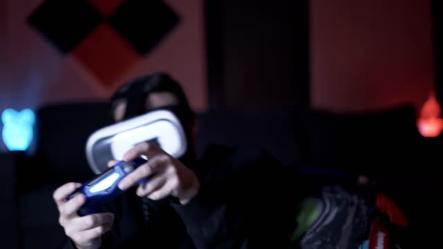 Mann-spielt-Spiele-mit-VR-Brille-und-Controller-konzentriert-im-Spiel