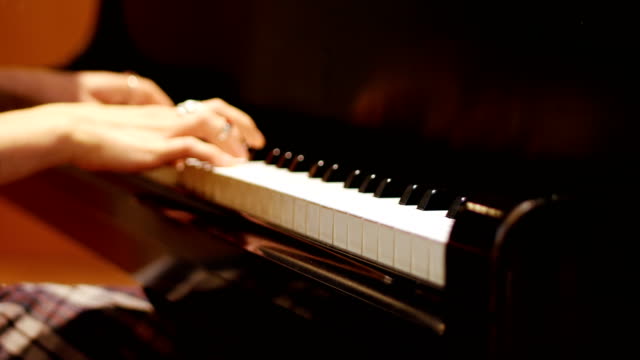 Mittleren-Bereich-der-Frau-spielt-ein-Klavier