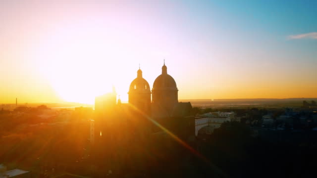 Luftbild-Kirche-bei-Sonnenuntergang-und-Sonnenstrahlen-4k