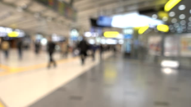 Blurred-the-crowd-walking-around-the-train--station-hall