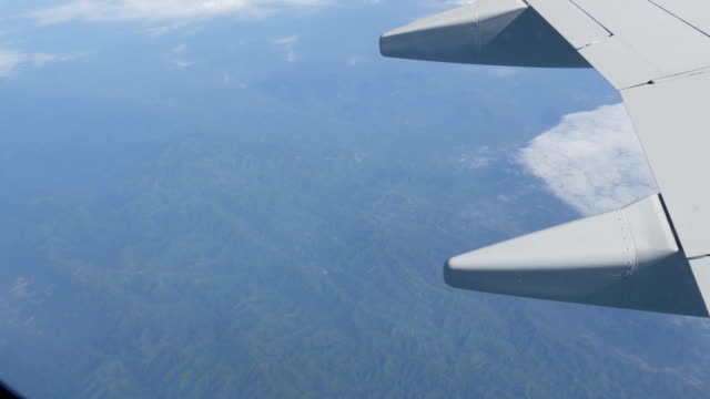 Landschaft-aus-Asien.-Schöne-Bergketten,-schlängelnden-Flüssen,-grünen-Rasen.-Ansicht-von-oben-aus-einem-Flugzeug.-Flügel-eines-Flugzeugs-auf-dem-Hintergrund-der-Landschaft-der-Erde