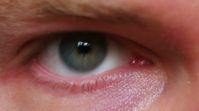 Nahaufnahme-von-einem-männlichen's-Auge