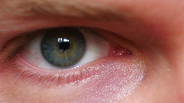 Nahaufnahme-von-einem-männlichen's-Auge