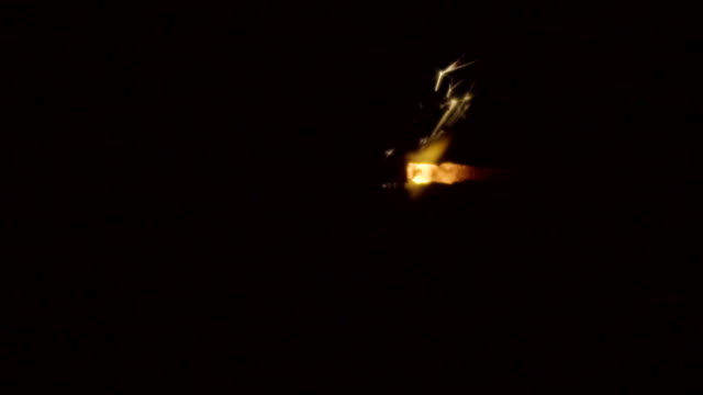 Feuerwerk-Wunderkerze-brennt-auf-schwarzem-Hintergrund-in-Zeitlupe