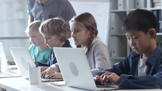 Kinder-in-Computer-Klasse
