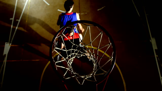 Competidores-jugando-baloncesto-en-el-patio-4k