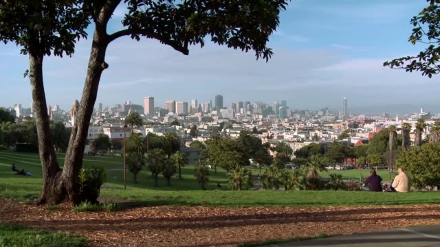 Skyline-von-San-Francisco-und-Wolkenkratzer-von-Dolores-Park
