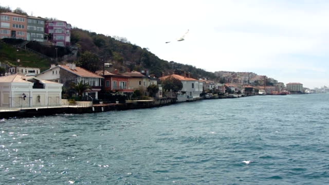 Tracking-shot.-Move-on-pond-waterfront-of-city.-Beautiful-villas-near-the-Bosporus.-Istanbul,-Turkey