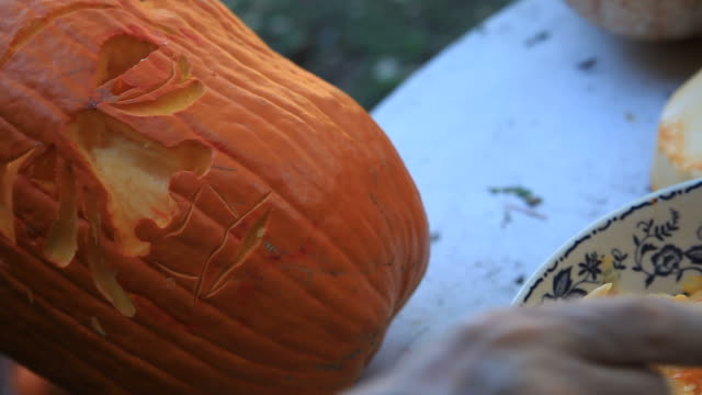 Detail-cuts-on-a-Halloween-pumpkin