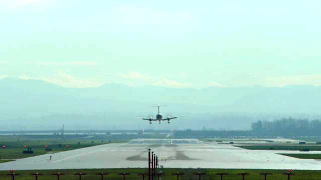 Airliner-landing-at--the-Portland,-Oregon-airport