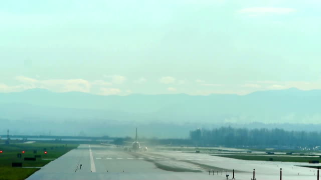 Airliner-taking-off-at-a-Portland,-Oregon-airport