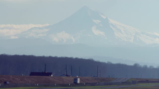 Time-lapse-of-a-highway-Portland,-Oregon-with-Mt.-Hood-in-background