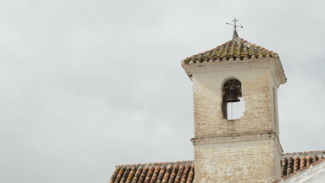 Alte-christliche-Kirche-Glockenturm-erbaut-auf-einem-arabischen-Minarett-in-Daimalos,-Spanien