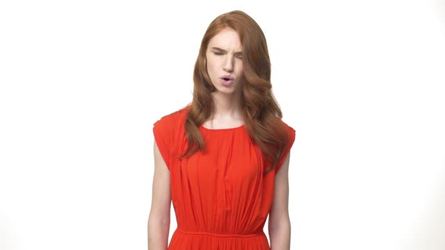 Junge-schöne-kaukasischen-Frau-in-wunderschöne-Orange-Kleid-stehend-und-isoliert-auf-weißem-Hintergrund-während-aussehende-Kamera-Nein-sagen.