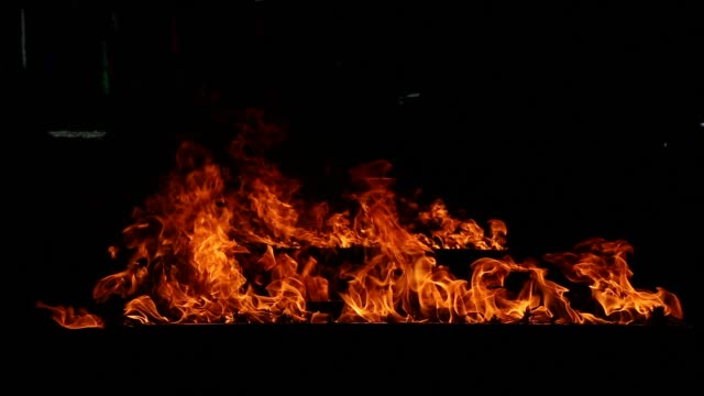 Nahaufnahme-von-Flammen-brennen-auf-schwarzem-Hintergrund