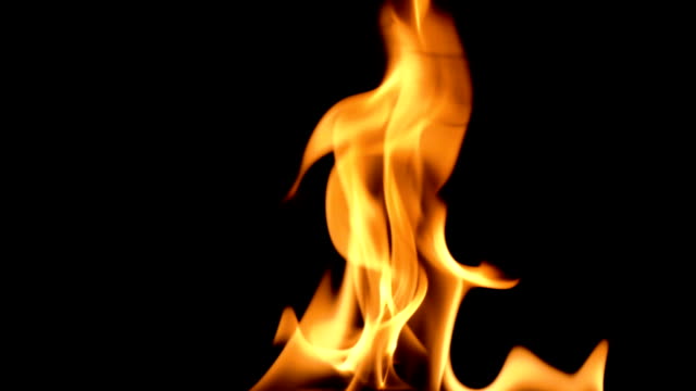 Langsame-Bewegung-der-sauberen-Feuer-anzünden-und-brennen.-Auf-einem-schwarzen-Hintergrund-ist-eine-Linie-der-realen-Flammen-beleuchtet.-Echte-Schüsse.