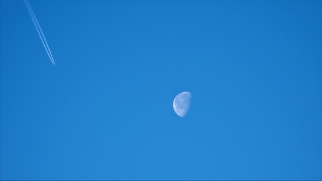 El-avión-vuela-cerca-de-la-luna,-dejando-un-rastro