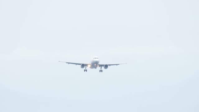 Avión-aterrizando-en-el-aeropuerto-de-Phuket