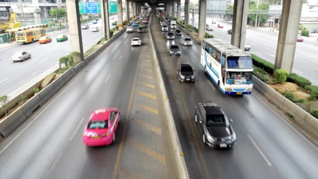 Blick-auf-Vibhavadi-Rangsit-Road-und-der-Verkehr-in-Bangkok-sind-viele-Autos-auf-den-Straßen-und-Gebäude-sind-entlang-der-Straße.