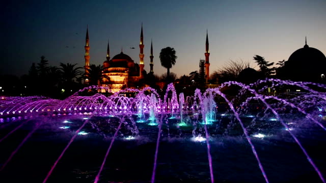Beleuchtete-Sultan-Ahmed-Moschee-Blaue-Moschee-vor-Sonnenaufgang,-Blick-auf-den-Abend-Brunnen.-Istanbul,-Türkei