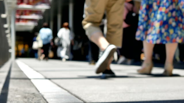 Multitud-anónima-de-personas-caminando-en-el-camino-a-pie-en-hora-punta-en-la-estación-de-Osaka,-Japón