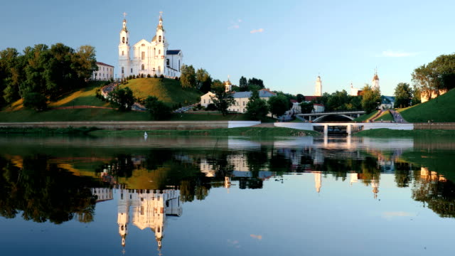 Vitebsk,-Bielorrusia.-Iglesia-de-la-Catedral-de-Asunción,-Ayuntamiento,-Iglesia-de-la-resurrección-de-Cristo-y-río-Dvina-en-verano-de-noche-de-tiempo