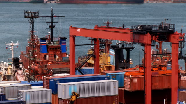 Hafenkran-verschiebt-Container
