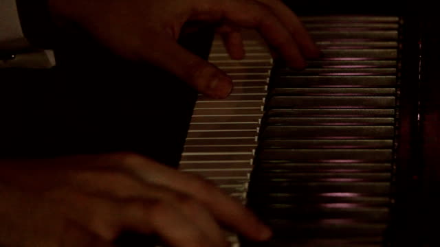 Músico-tocando-un-teclado-de-piano