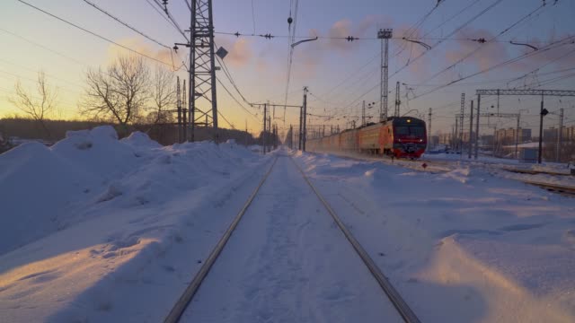 Der-Zug-bewegt-sich-durch-Schiene-Winter-sonnigen-Morgen
