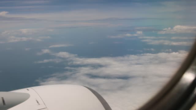 Motor-de-avión-en-vuelo-vista-a-través-de-una-ventana-de-avión-viendo-nubes-para-viajar-alrededor-del-mundo