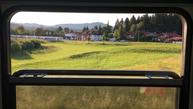 Película-de-la-ventana-abierta-de-conducir-trenes-a-través-del-hermoso-paisaje-alemán-en-el-verano