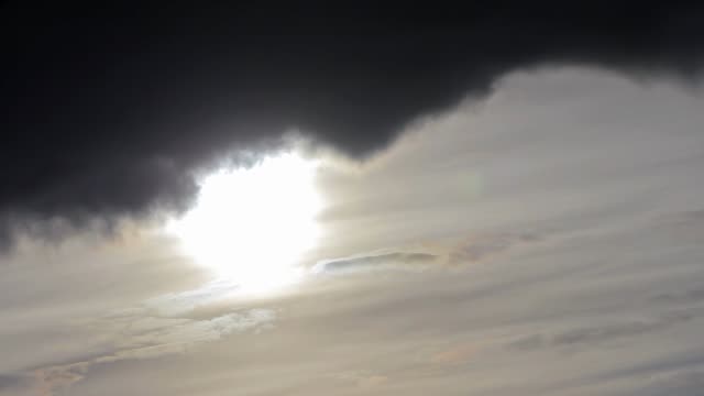 nube-oscura-pasando-por-el-contraste-de-nubes-Time-lapse