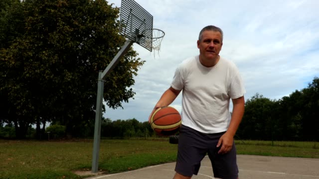 Basketball-Spieler-Basketball-Kombination-im-Sommertag-training