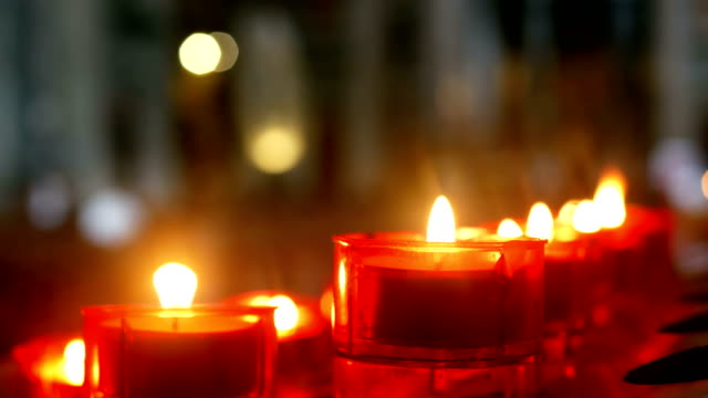 Alte-Kirche-Menschen-Kerzen
