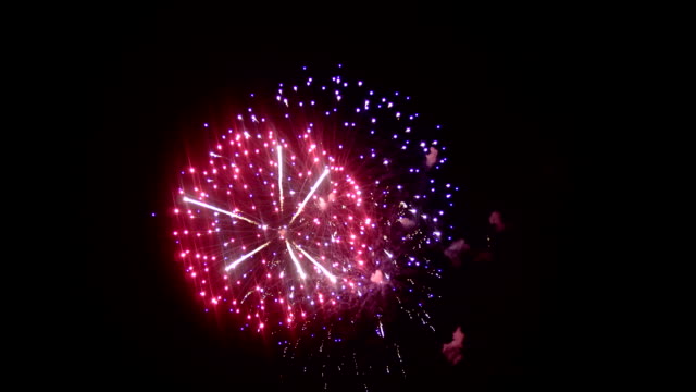 Festlichen-Aufführungen.-Feuerwerk-vor-dem-Hintergrund-des-Nachthimmels.-Rote-und-violette-Blitze,-eine-schöne-Flamme.-Eine-spannende-Veranstaltung-zwei-explodierenden-Lichter-Feuerwerk