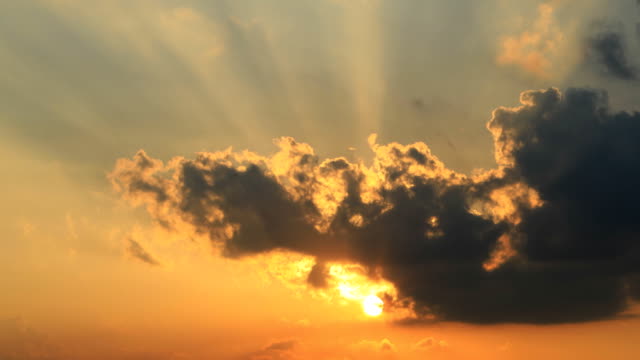 Timelapse-of-orange-sky-with-sun-and-rays