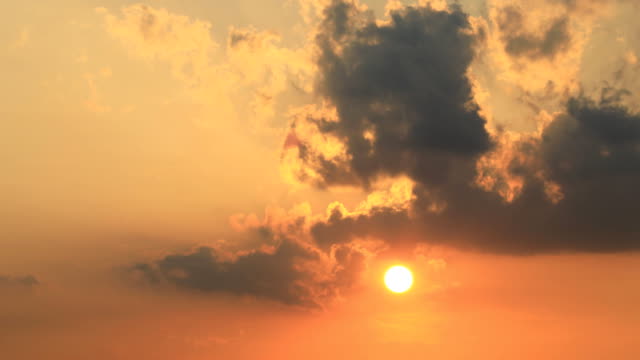 Timelapse-of-orange-sky-with-sun-setting
