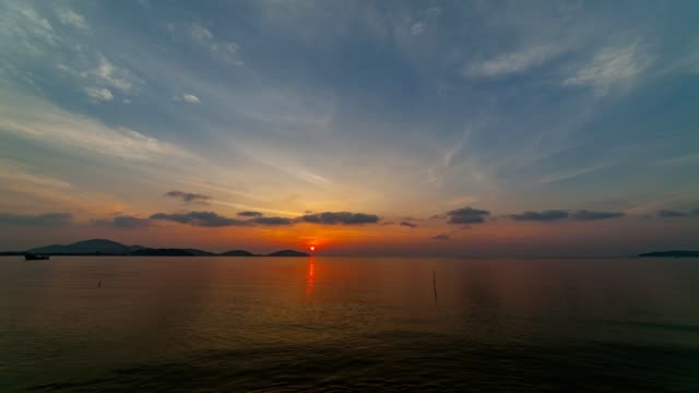 4K-de-lapso-de-tiempo,-hermoso-color-colorido-y-luz-de-naturaleza-amanecer-o-atardecer-cielo-y-las-nubes-sobre-el-mar-tropical-en-phuket-Tailandia