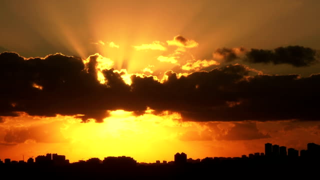 Time-lapse-puesta-de-sol-en-el-cielo-nublado-sobre-la-ciudad,-Turquía