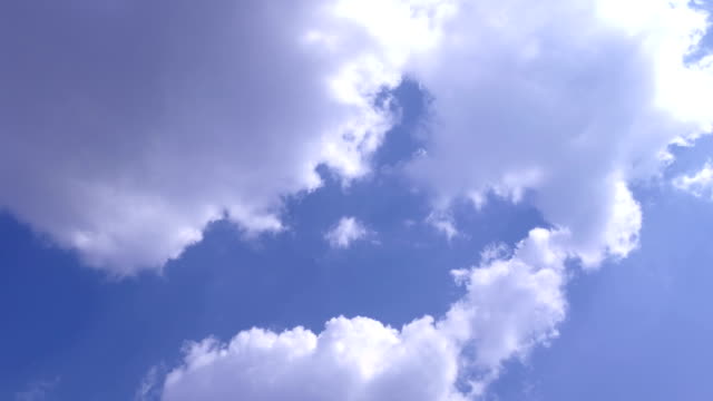 Suaves-suave-celestiales-nubes-en-claro-cielo-en-día-soleado