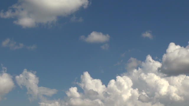 Varias-nubes-en-cielo-azul-están-cambiando-rápidamente