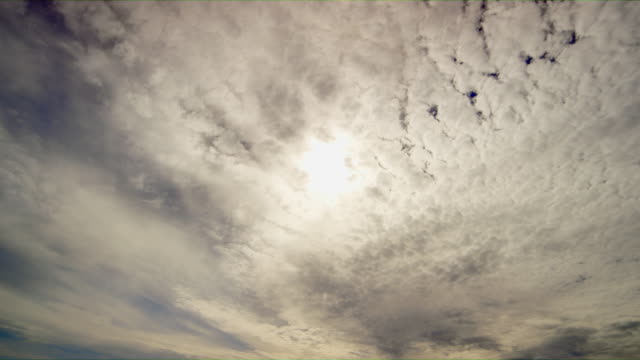 Ein-Meer-von-Clear-Wolken-auf-einem-tiefblauen-Himmel-deckt-die-Sonne-Timelapse