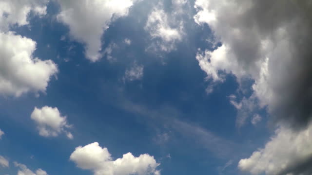 Weiße-flauschige-Wolken-über-blauen-Himmel
