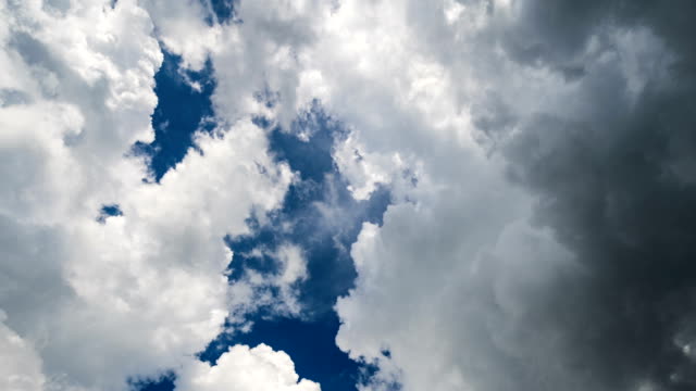 Zeitraffer-von-dunklen-Wolken-mit-blauem-Himmel
