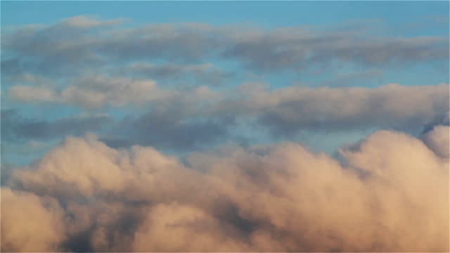 Clouds-timelapse-:-moving-cumulus-in-evening-sky