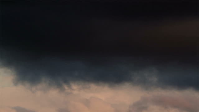 Clouds-timelapse-:-moving-cumulus-in-evening-sky