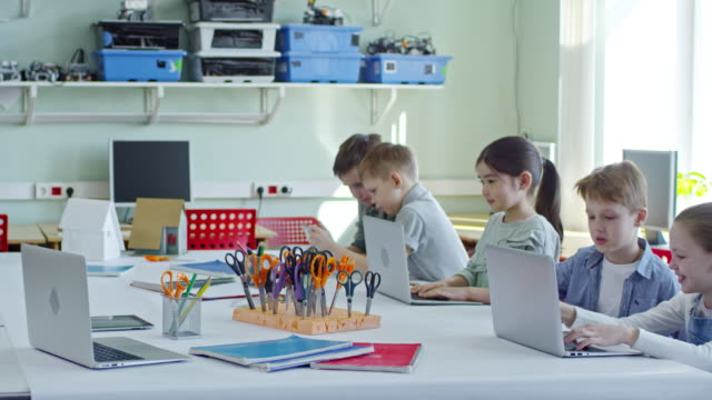 Schoolchildren-Using-Laptop-Computers-in-Classroom