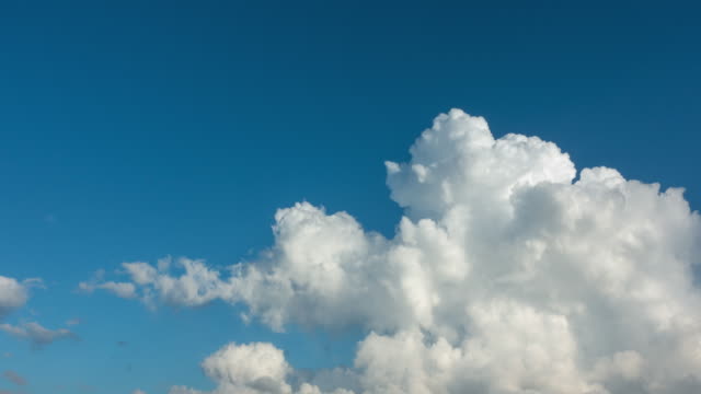 Time-lapse-blue-sky-with-cloudy-in-the-daytime.
